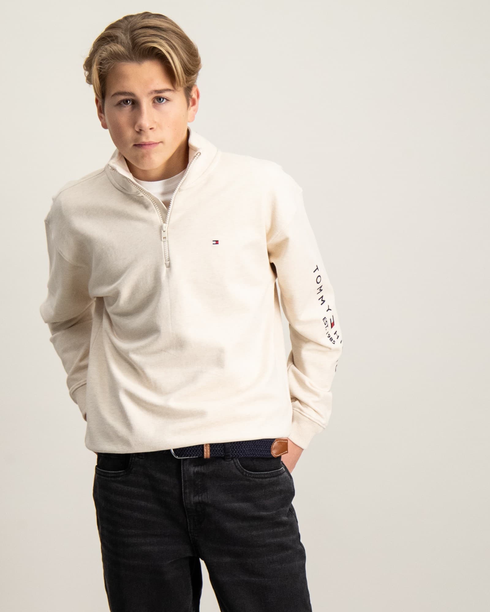 U ESSENTIAL HALF ZIP SWEATSHIRT